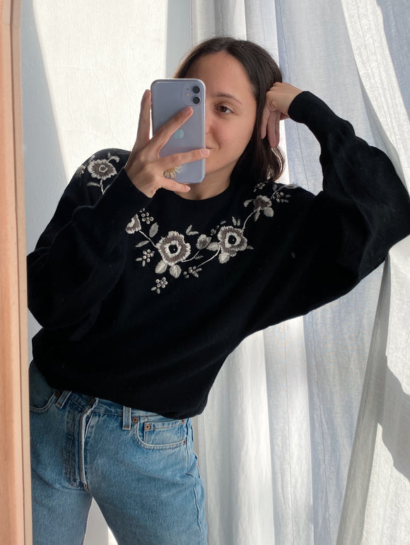 Maglione nero con ricami fiorati