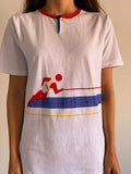 T-shirt bianca con disegno colorato
