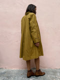 Trench senape con colletto