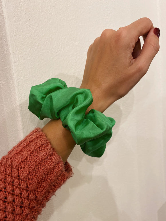 Scrunchie di seta lucida verdino
