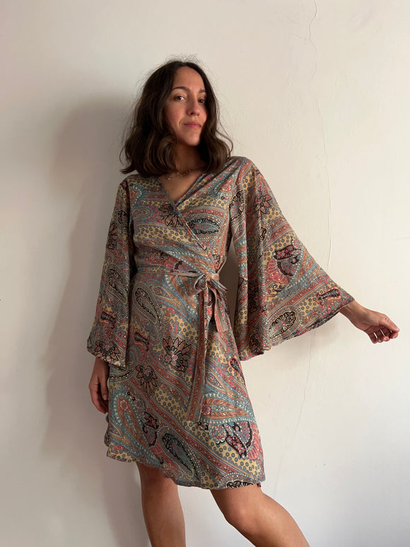 Abito indiano incrociato con maxi manica beige