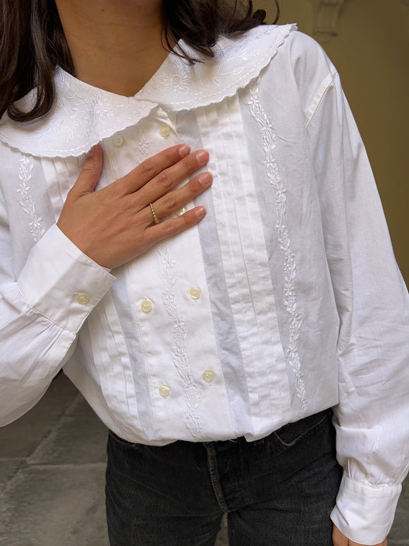 Camicia bianca con colletto grande e ricami