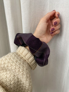 Scrunchie di lana tartan viola