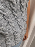 Gilet di lana intrecciato grigio fatto a mano