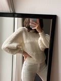 Maglione bianco con maniche a sbuffo