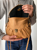 Borsa ocra con tracolla intrecciata