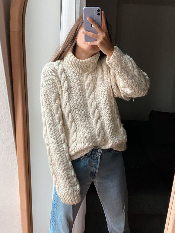 Maglione di lanona panna intrecciato a collo alto fatto a mano