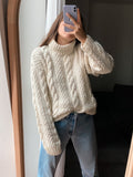 Maglione di lanona panna intrecciato a collo alto fatto a mano
