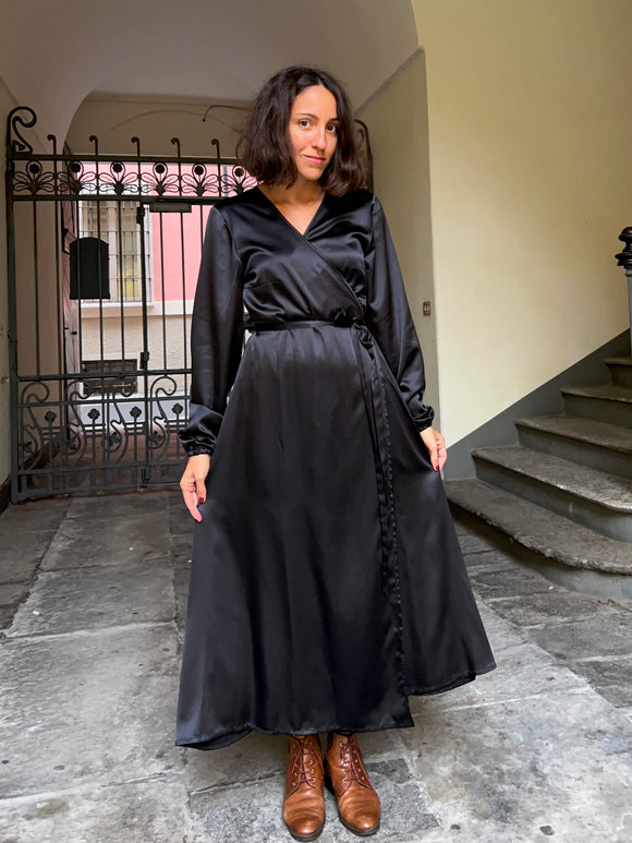 PRE ORDINE • Abito in raso nero