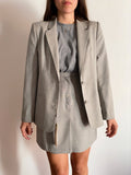 Completo grigio con gonna particolare