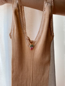 Top beige a costine con ricamino uva