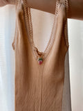 Top beige a costine con ricamino uva