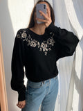 Maglione nero con ricami fiorati