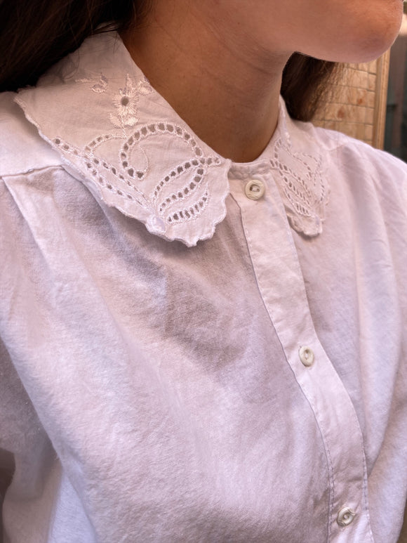 Camicia bianca con colletto tondo ondulato