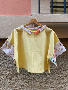 T-shirt Leggerissima con colletto • righine gialle e paisley