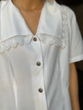 Camicia bianca con colletto grande quadrato