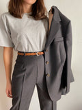 Completo grigio scuro
