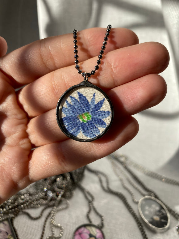 Collana con ciondolo tondo grande con fiore azzurro