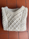 Maglione in lana grossa intrecciata fatto a mano