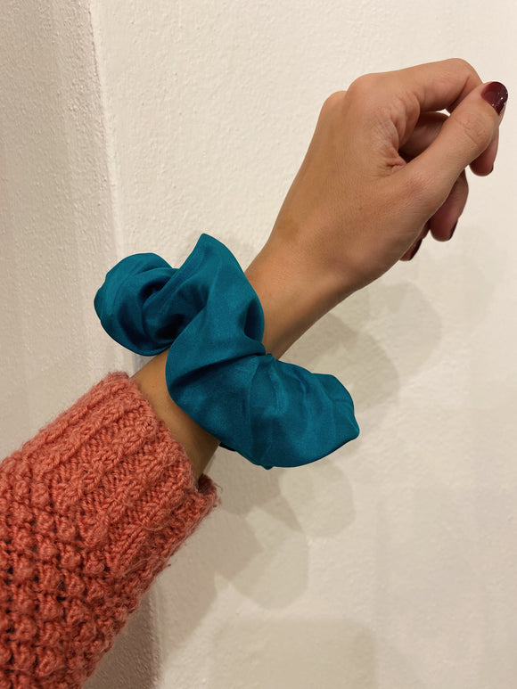 Scrunchie di seta lucida ottanio