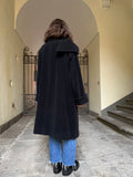 Cappotto nero con sciarpa