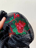 Scrunchie nero traforato con ricami