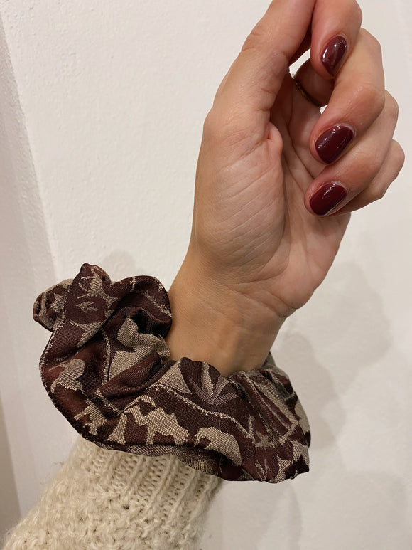 Scrunchie bordeaux con animali