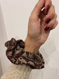 Scrunchie bordeaux con animali