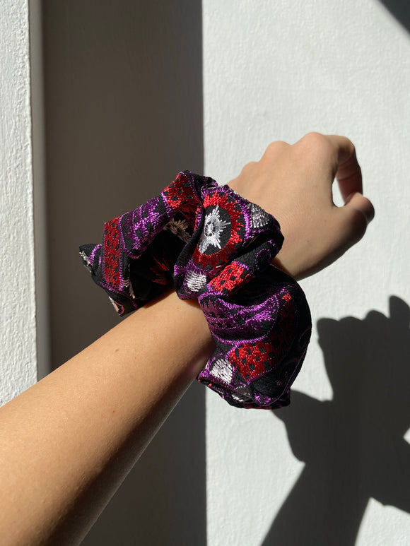 Scrunchie nero ricami rossi e viola