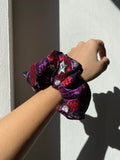 Scrunchie nero ricami rossi e viola
