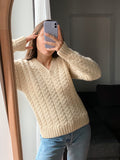 Maglione di lanona panna intrecciato scollo V fatto a mano
