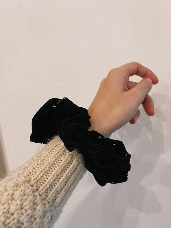 Scrunchie nero velluto traforato