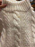 Maglione di lanona panna intrecciato a collo alto fatto a mano