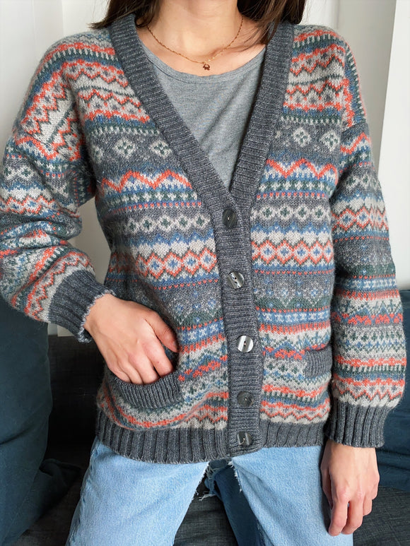 Cardigan grigio e corallo