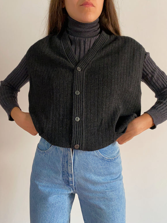 Gilet grigio scuro con bottoni