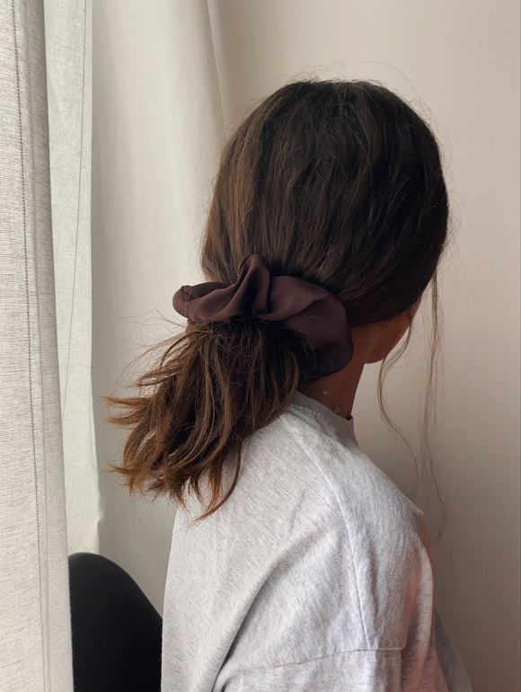 Scrunchie di seta melanzana
