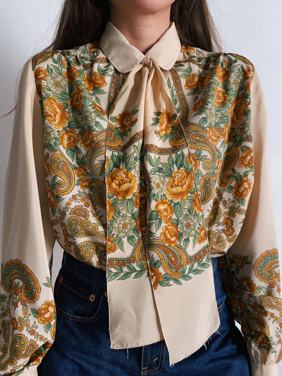 Camicia di seta a fiori con foulard abbinato
