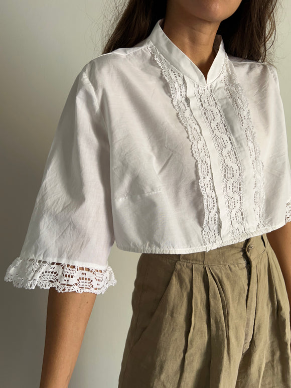 Camicia crop con bottoni dietro