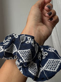 Scrunchie blu ricamato