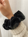 Scrunchie di velluto a righe brillantinate