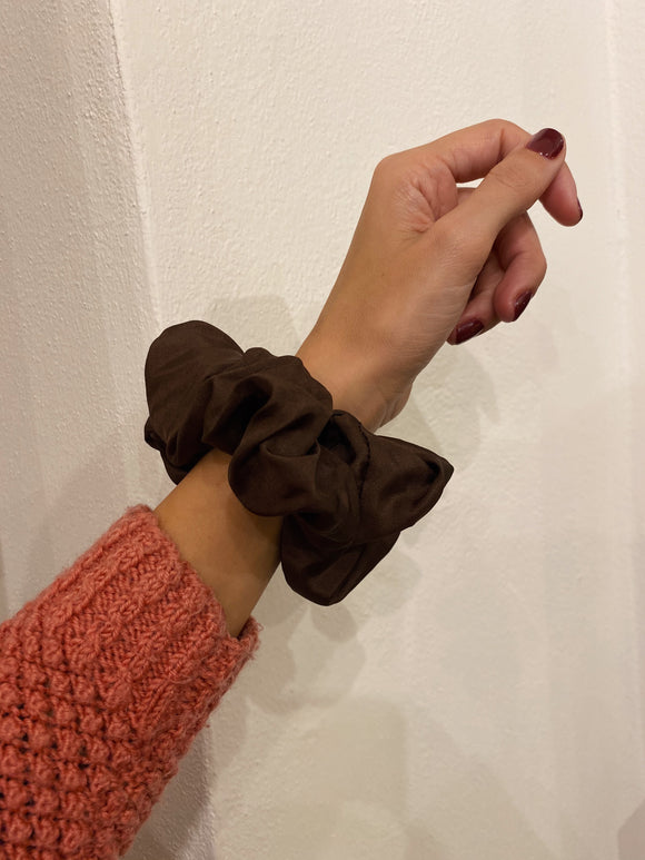 Scrunchie di seta marrone