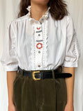 Camicia bianca con rouche e ricami