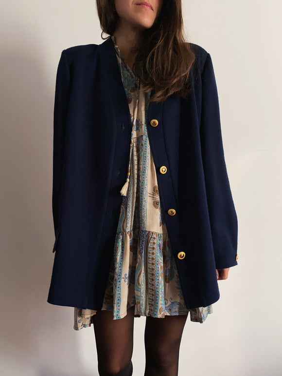 Giacca blu con bottoni dorati